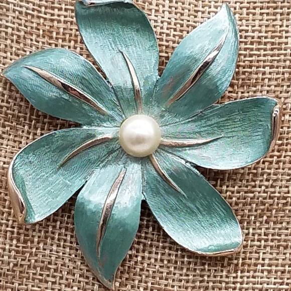 Kramer Jewelry - KRAMER FLORAL FAUX PEARL GOLDEN BLUE ENAMEL